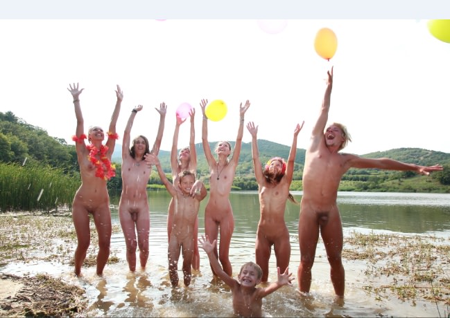 Young boys and girls nudists in nature photos (set 6) Young boys and girls nudists in nature photos (set 6)